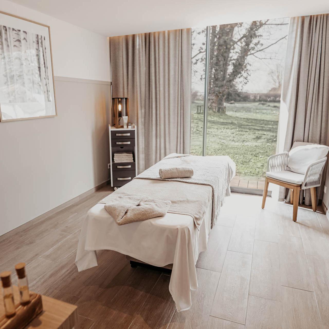 Une salle de soin face à la nature au Domaine de Coudray © DR Une salle de soin face à la nature au Domaine de Coudray © DR